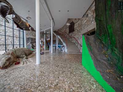 Varcato l�ingresso ammiriamo gli originali elementi di scena del film il �Racconto dei Racconti� di Garrone, tra cui un lucertolone agonizzante adagiato sul pavimento ricoperto di sabbia e una parte della grotta dei pipistrelli
